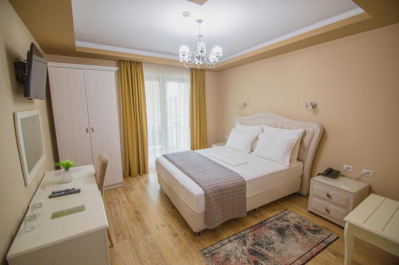 Double Room with Balcony image 4