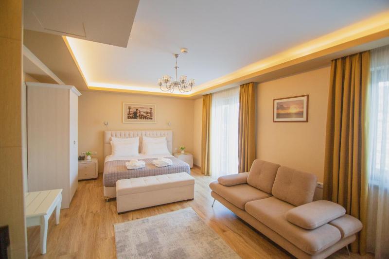 Triple Room with City View image 3