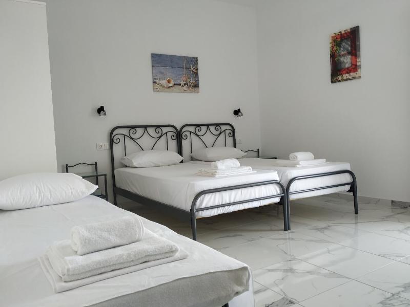 Standard Triple Room with Sea View image 2