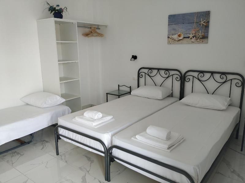 Standard Triple Room with Sea View image 3