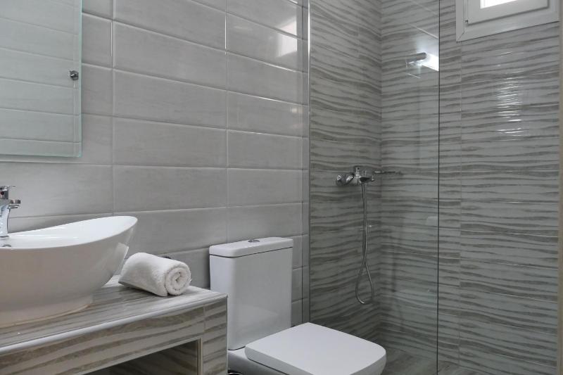 Standard Triple Room with Sea View image 1