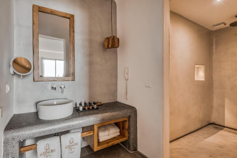 Silver Suite with Private Jacuzzi & Sea View image 3