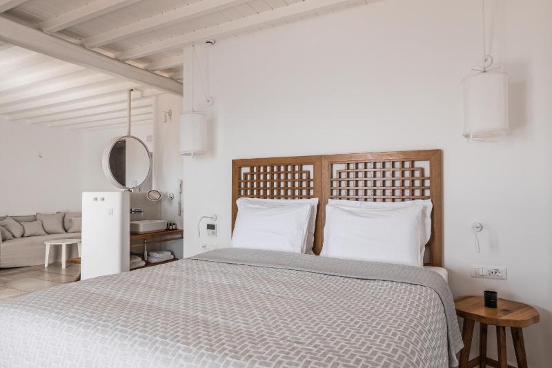 Superior Suite with Private Jacuzzi & Sea View image 4