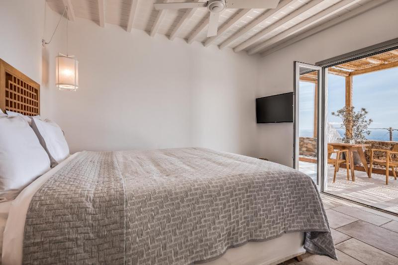 Superior Suite with Private Jacuzzi & Sea View image 3