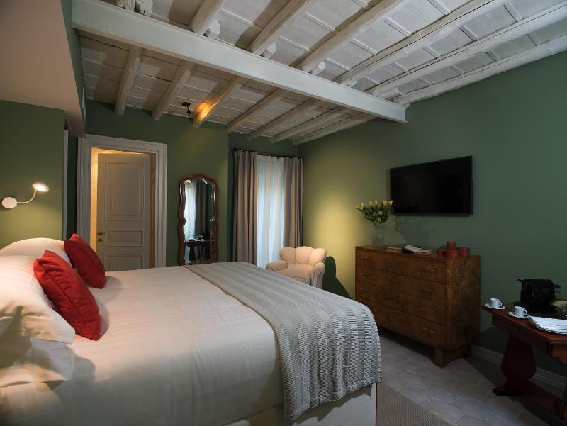 Standard King Room with Internal View image 1