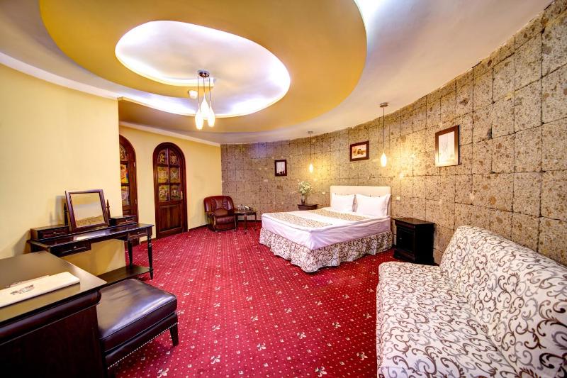 Deluxe Double or Twin Room image 3