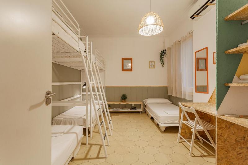 Quintuple Room with Shared Bathroom image 1