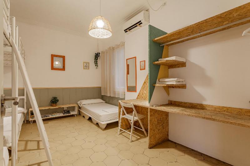 Quintuple Room with Shared Bathroom image 4