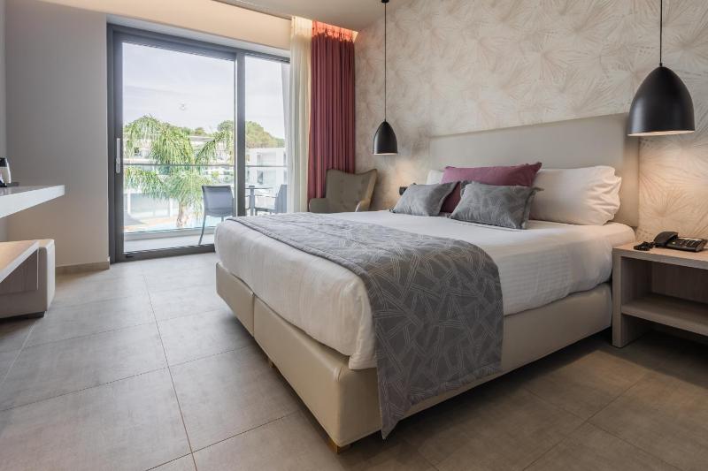 Double or Twin Room image 3