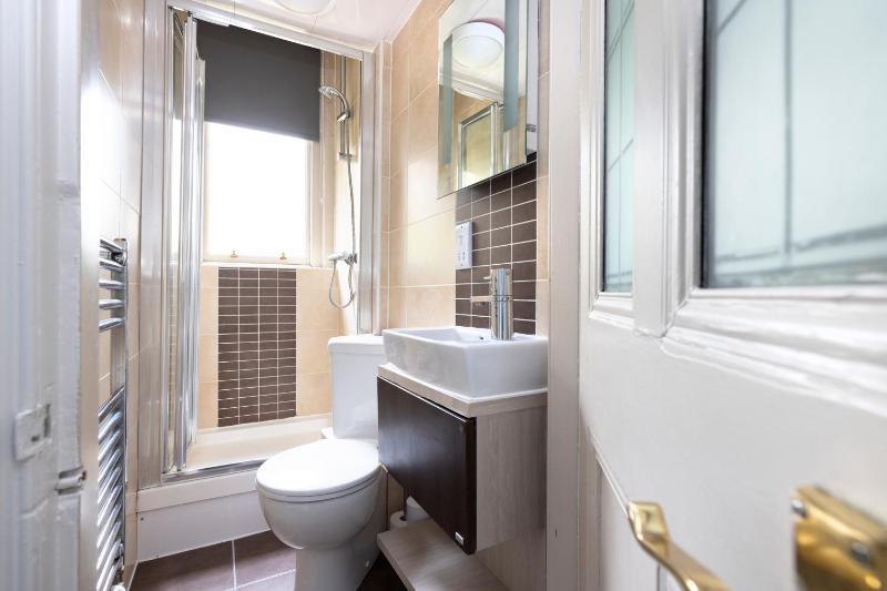 Small Single Room image 3