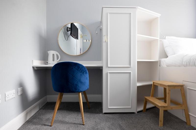 Small Single Room image 4