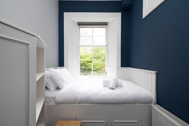 Small Single Room image 1