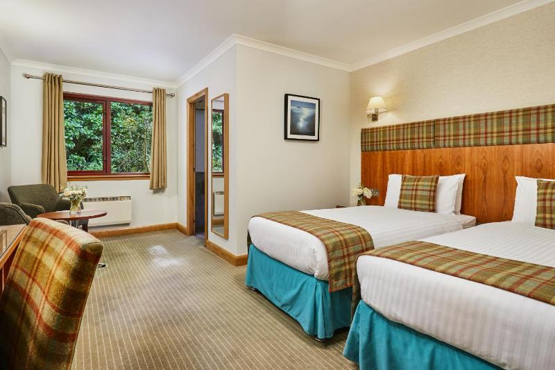 Twin Room with no Loch View image 4