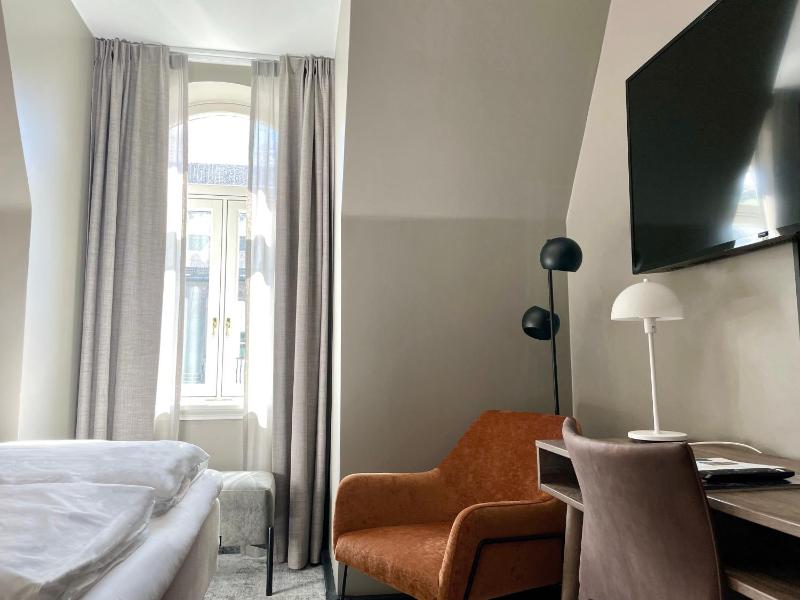 Standard Twin Room image 4