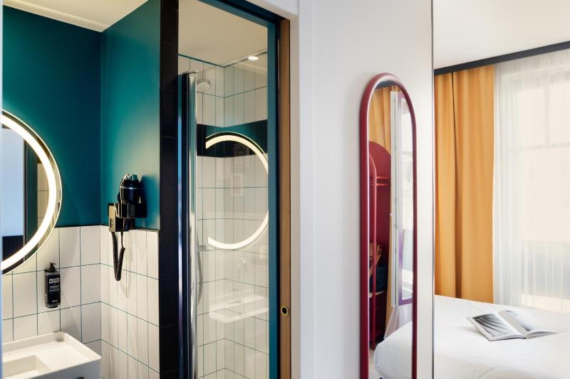 Standard Room with One Double Bed and One Single Bed image 3