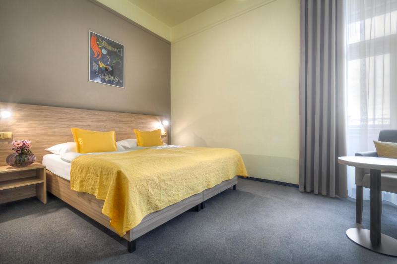 Superior Double or Twin Room with Air Conditioning image 4