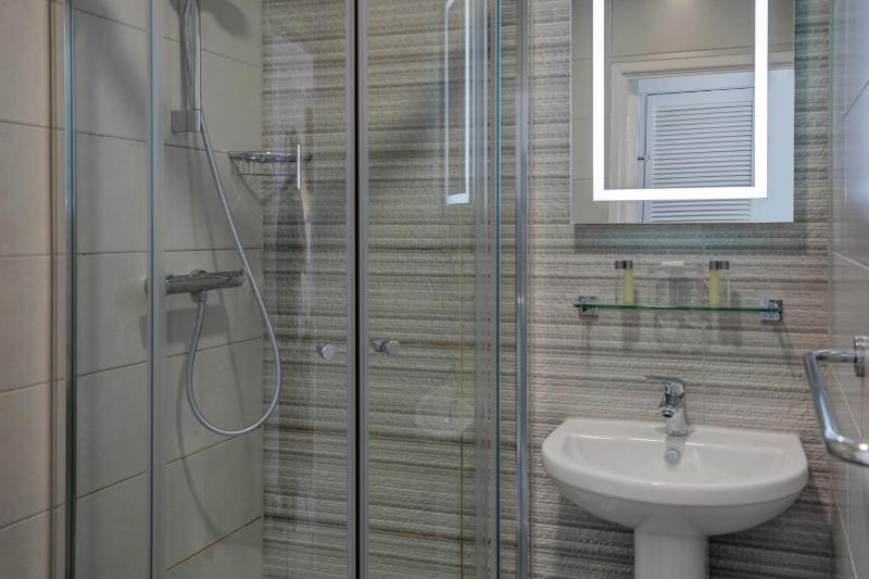 Small Double Room - Non-Smoking image 2