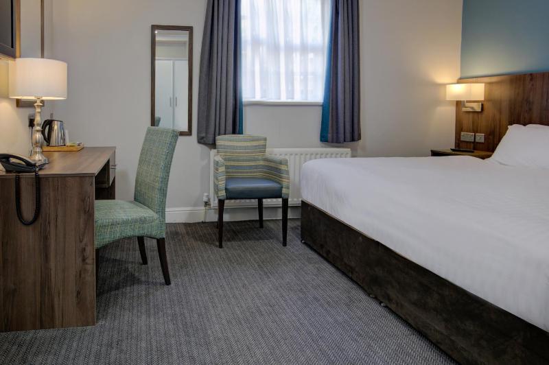 Standard Double Room image 3