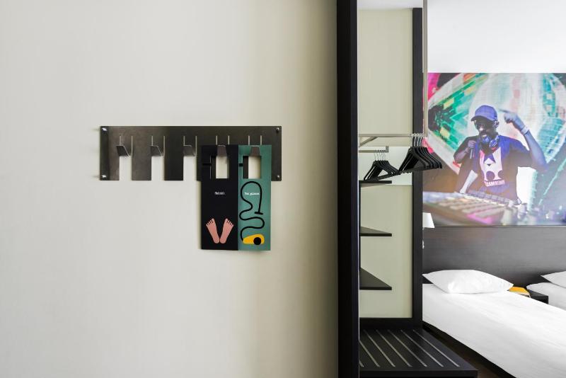 Standard Twin Room image 4
