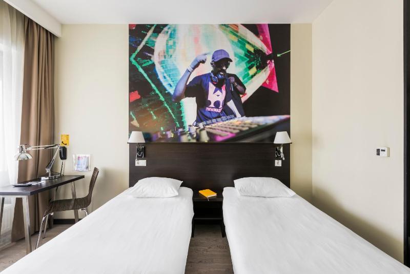 Standard Twin Room image 3