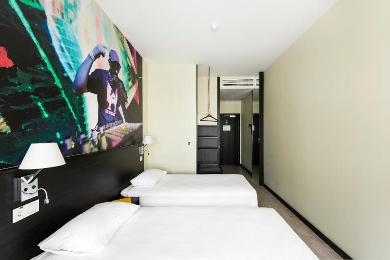 Standard Twin Room image 2