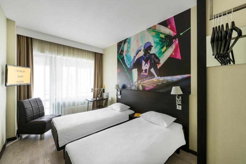 Superior Twin Room image 2