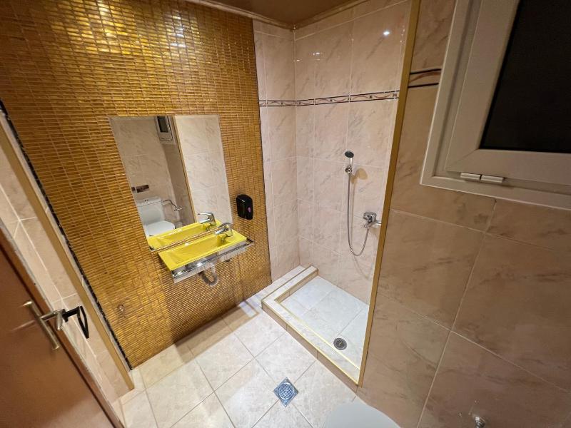 Queen Room with Balcony image 4