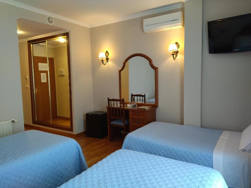 Triple Room with Balcony image 2