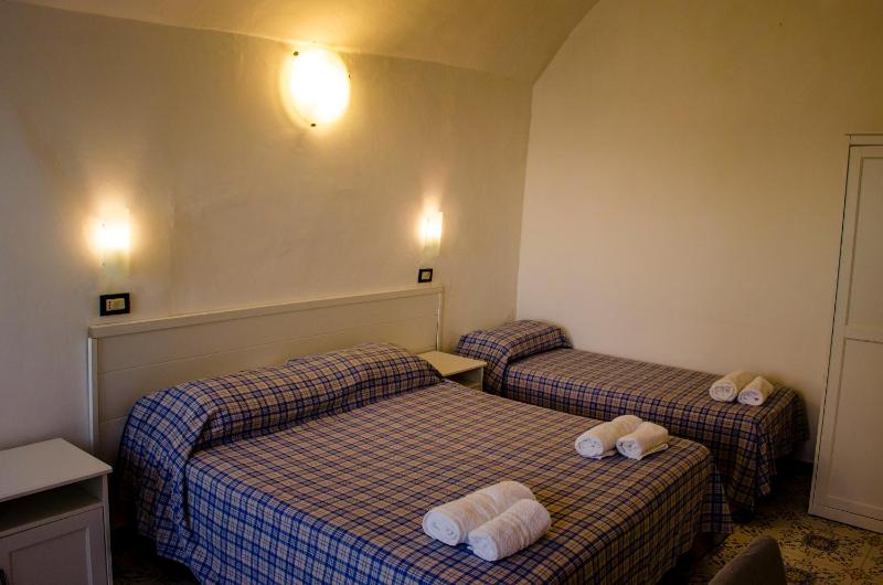 Standard Triple Room image 4