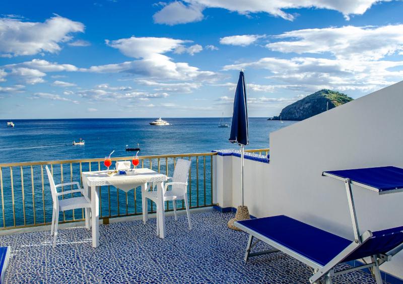 Superior Double Room with Sea View image 1