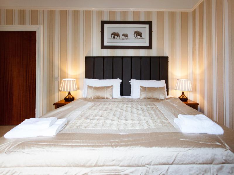 Double or Twin Room image 3