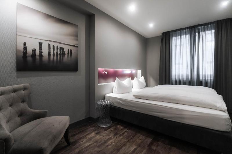 Business Class Double Room image 3
