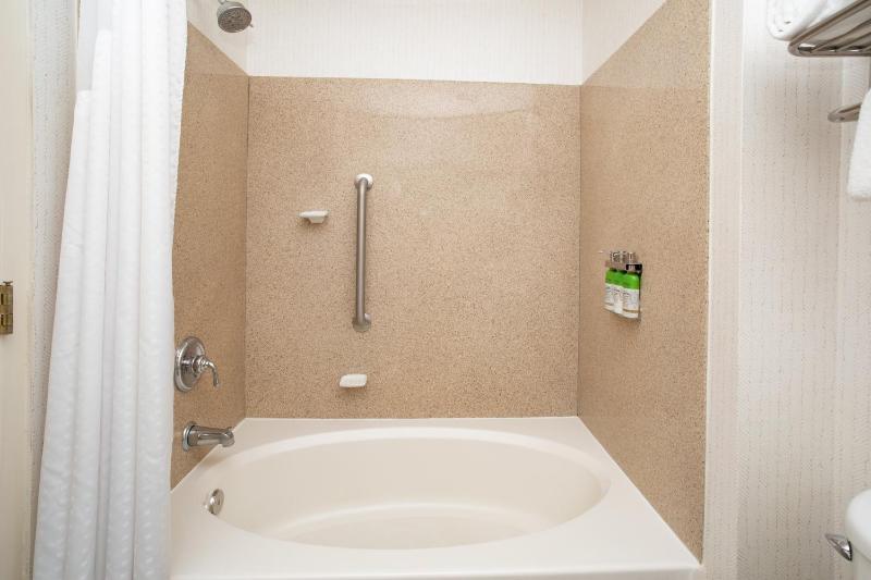 Standard King Room image 3