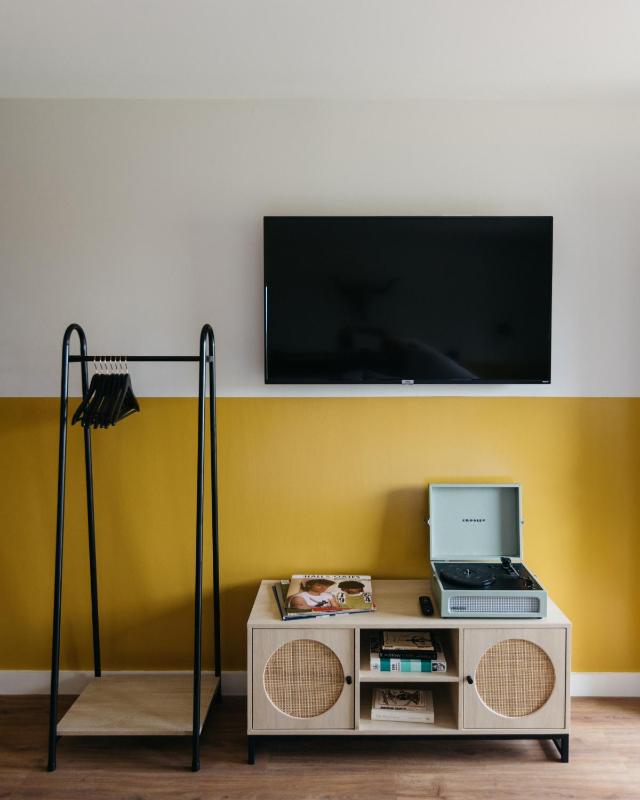 King Room with Pool and Mountain View image 4