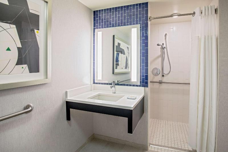 King - City View - Mobility/Hearing Acessible - Tub image 3