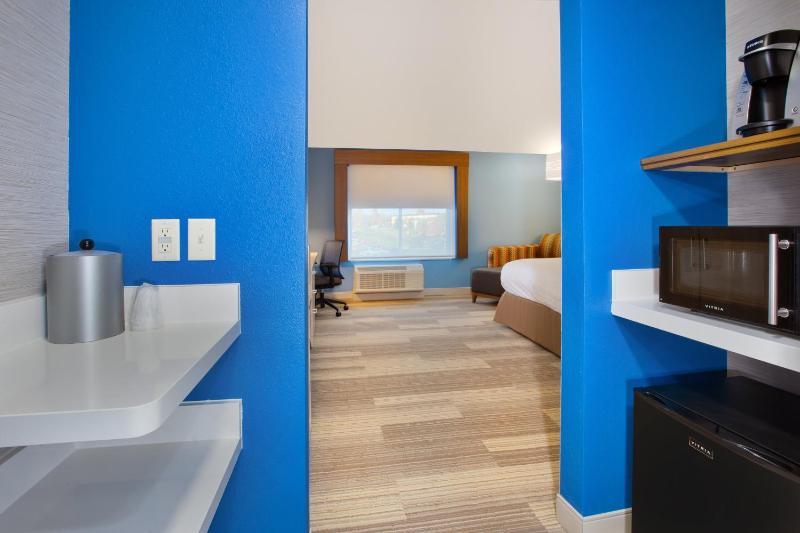 Standard King Room image 4