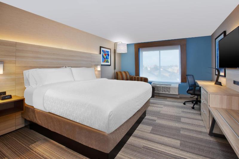 Standard King Room image 3