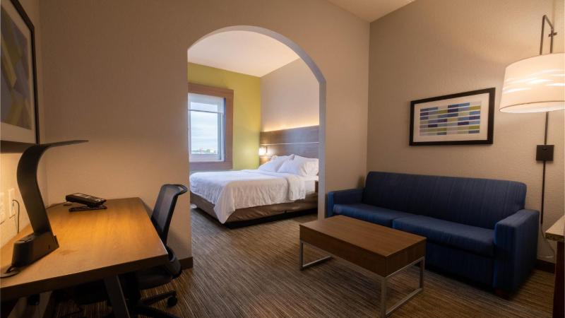 Standard King Room with Sofa Bed image 2