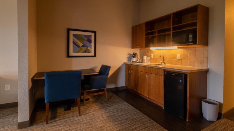 One-Bedroom Suite image 2