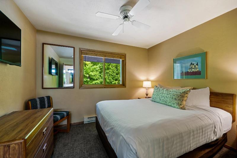 Queen Suite - Non-Smoking image 3