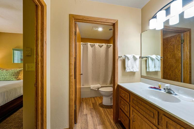 Queen Suite - Non-Smoking image 2