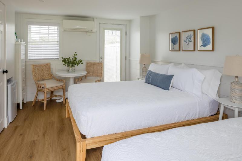 Queen Room with Twin image 1