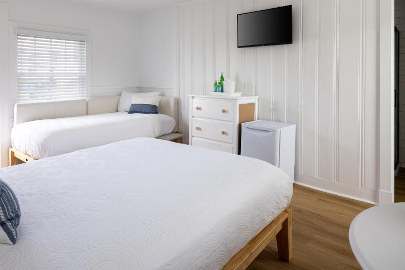 Queen Room with Twin image 4