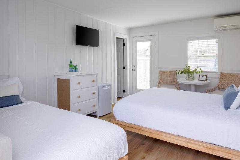 Queen Room with Twin image 1