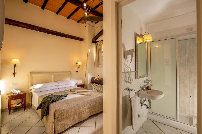 Economy Double Room image 4