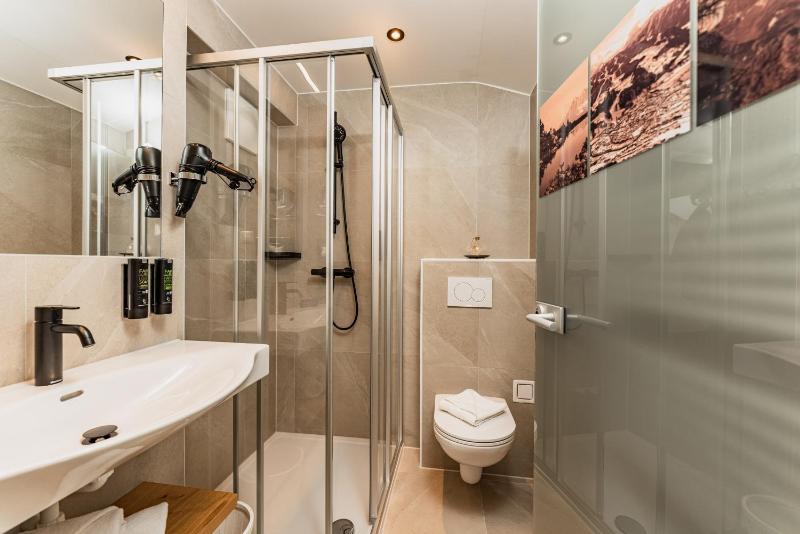 Four-Bedroom Apartment with Balcony  image 4