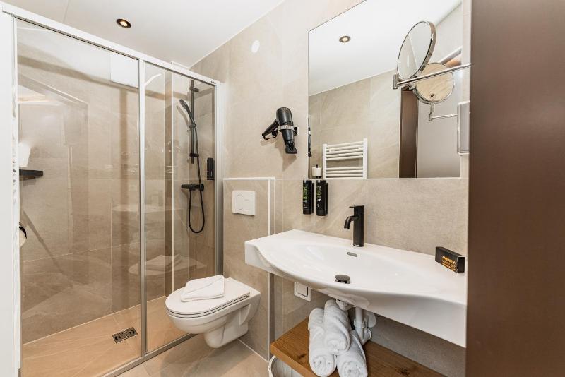 Four-Bedroom Apartment with Balcony  image 3