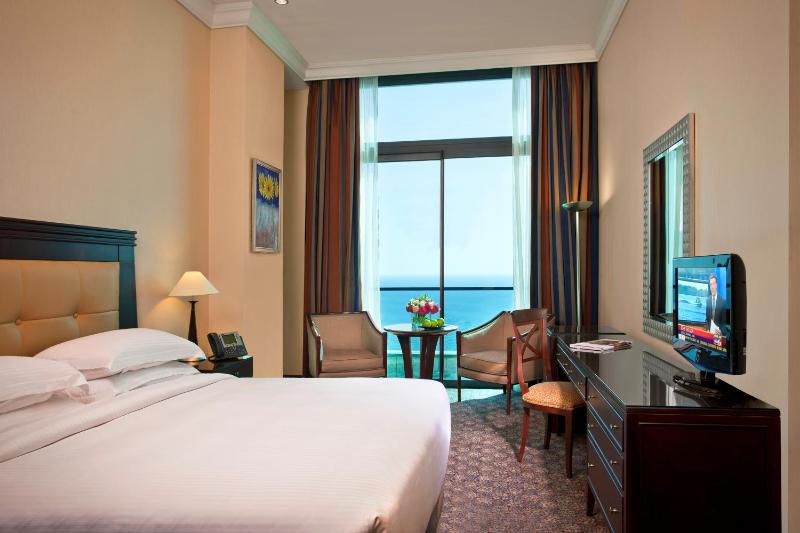 Sea Front Family Suite - King and Twin Beds