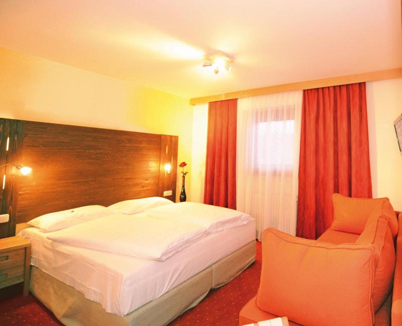 Double Room with Balcony image 1