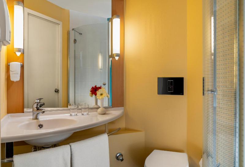 Standard Double Room image 3